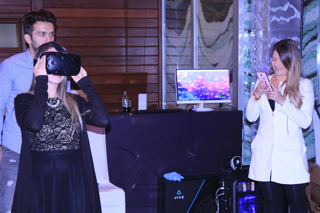 cena de empresa con realidad virtual